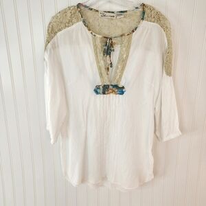 Vintage Havana cream light weight blouse w/ lace and flower pattern around neck.